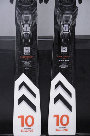 NARTY UŻYWANE VOLKL RACETIGER SC 23/24 + VMotion 12 148 cm NRC325
