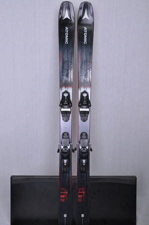 NARTY UŻYWANE ATOMIC MAVERICK 88 Ti + Strive 13 22/23 161 cm NRC596