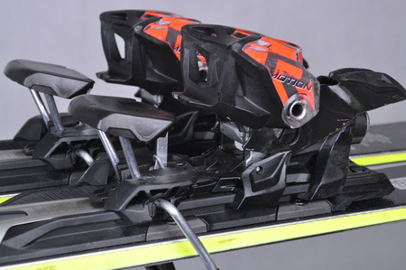 NARTY UŻYWANE VOLKL RACETIGER SL + VMotion 12 23/24 165 cm NRC639