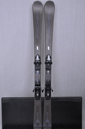 NARTY UŻYWANE FISCHER RC ONE 68 LITE + RS9 143 cm NRC634