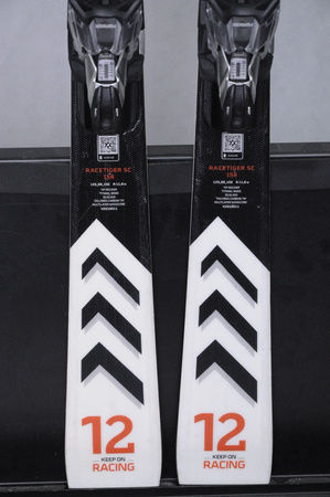 NARTY UŻYWANE VOLKL RACETIGER SC 23/24 + VMotion 12 158 cm NRC333