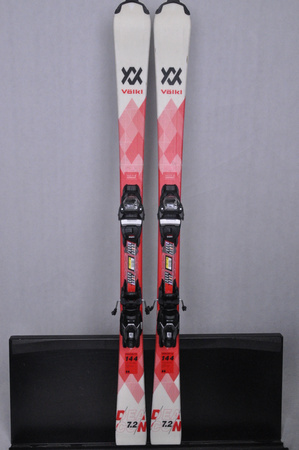 NARTY UŻYWANE VOLKL DEACON 7.2 + FTD 10 21/22 144 cm NRC1153