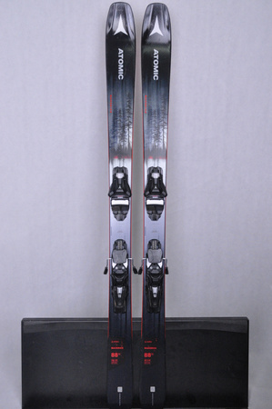 NARTY UŻYWANE ATOMIC MAVERICK 88 Ti + Strive 13 22/23 161 cm NRC597