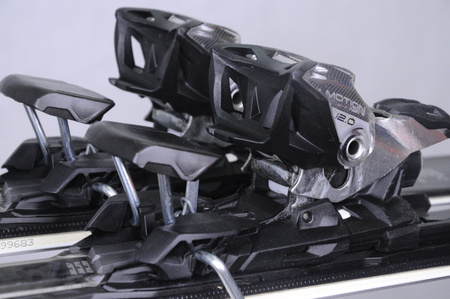NARTY UŻYWANE VOLKL RACETIGER SC 23/24 + VMotion 12 148 cm NRC326