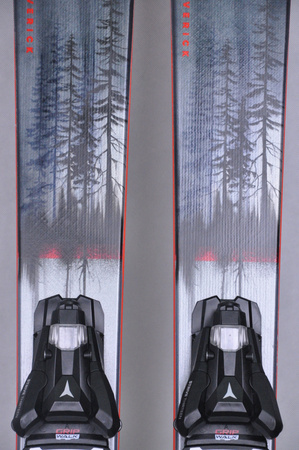 NARTY UŻYWANE ATOMIC MAVERICK 88 Ti + Strive 13 22/23 161 cm NRC597