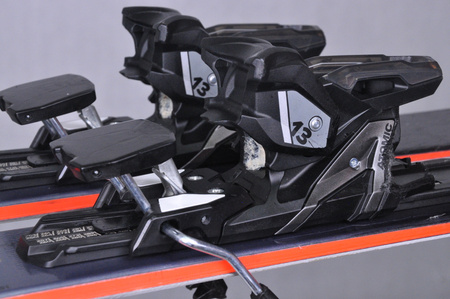 NARTY UŻYWANE ATOMIC MAVERICK 88 Ti + Strive 13 22/23 161 cm NRC598