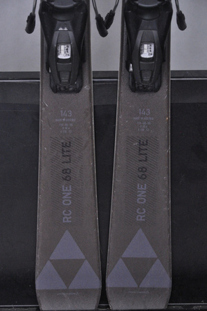 NARTY UŻYWANE FISCHER RC ONE 68 LITE + RS9 143 cm NRC634