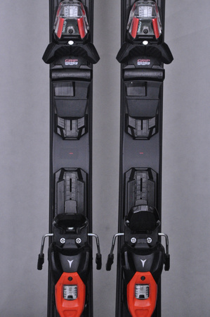 NARTY UŻYWANE ATOMIC REDSTER RX + M10 23/24 156 cm NRC1045