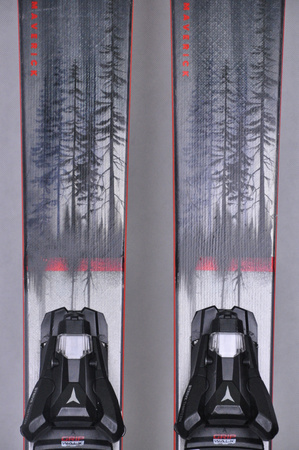 NARTY UŻYWANE ATOMIC MAVERICK 88 Ti + Strive 13 22/23 169 cm NRC599