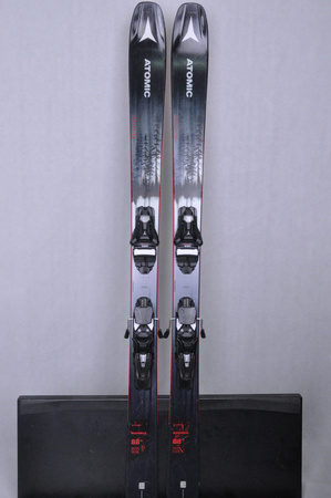 NARTY UŻYWANE ATOMIC MAVERICK 88 Ti + Strive 13 22/23 161 cm NRC598
